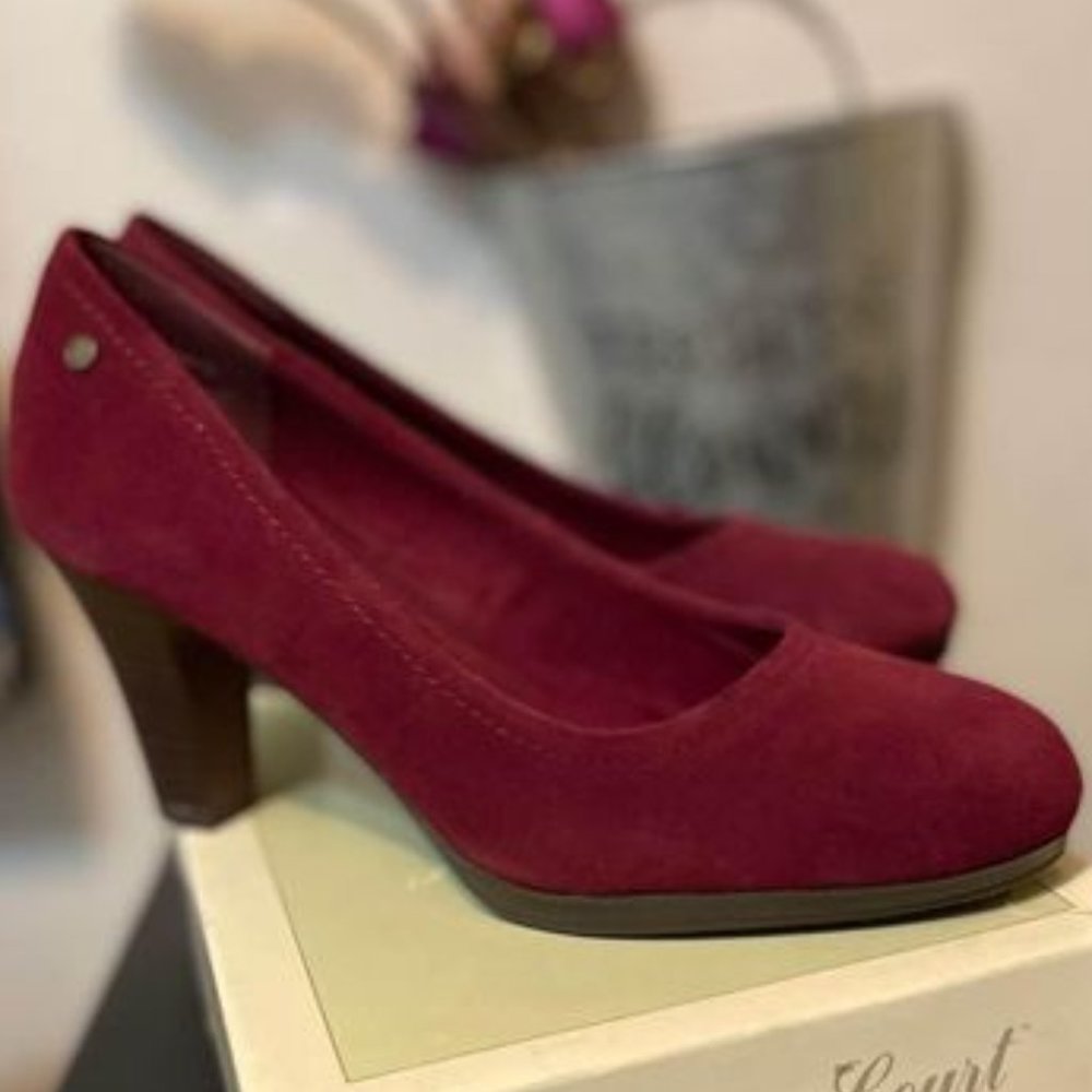 G. H. Bass & Company Womens  Rounded Toe Pump 7.5 Leather Suede